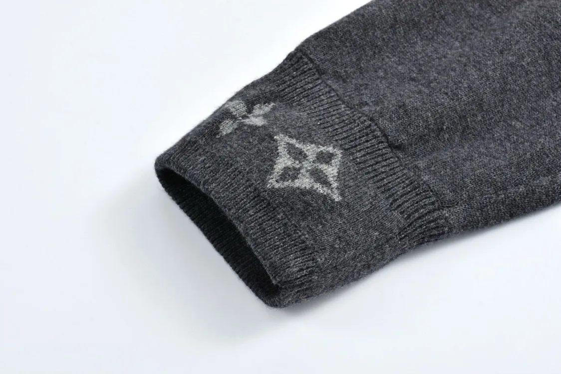 🅿️440 1v 25SS cuff jacquard crew neck sweater (grey) The original version was purchased for 15,100 and developed. The fabric is made of 55% cashmere fabric and 45% cotton. The fabric is soft and comfortable and does not cling to the upper body. The three-dimensional and stylish version can be worn outside or as a base layer. The fabric is washed frequently to fix the pattern and color. The jacquard is made of professional point jacquard on wool looms imported from Germany, and is reproduced from the original 1:1 scanned pattern. This round-neck pullover is made of soft cashmere in trendy tones and features Monogram elements on the ribbed knitted cuffs. It goes well with a variety of looks. Size:S-M-L-XL